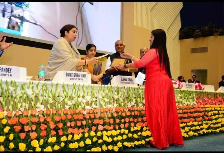 Smt. Pooja Verma receiving the Special Recognition award from Smt. Smriti Zubin Irani, Union Minister of Textiles
